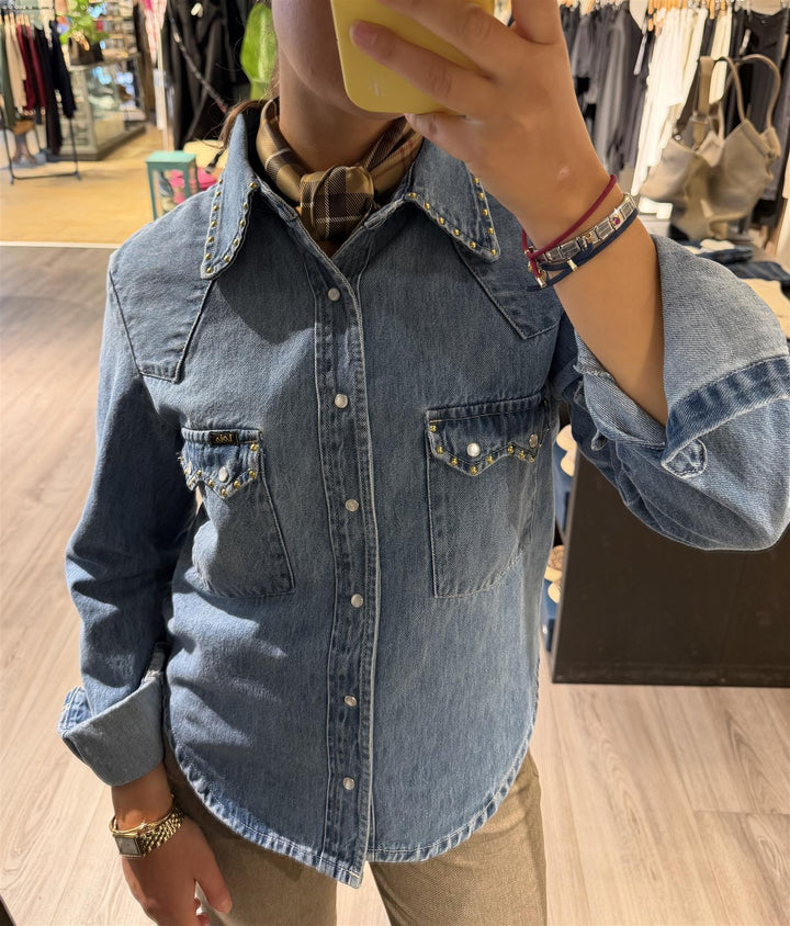 Lois mellomblå skjorte - på modell forfra