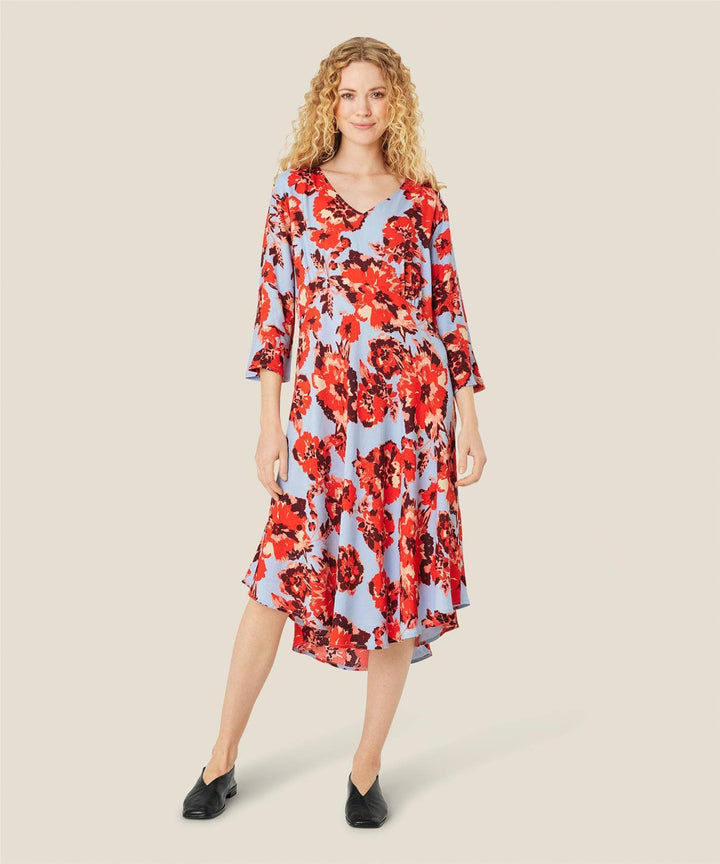 MASAI lyseblå kjole - på modell 1