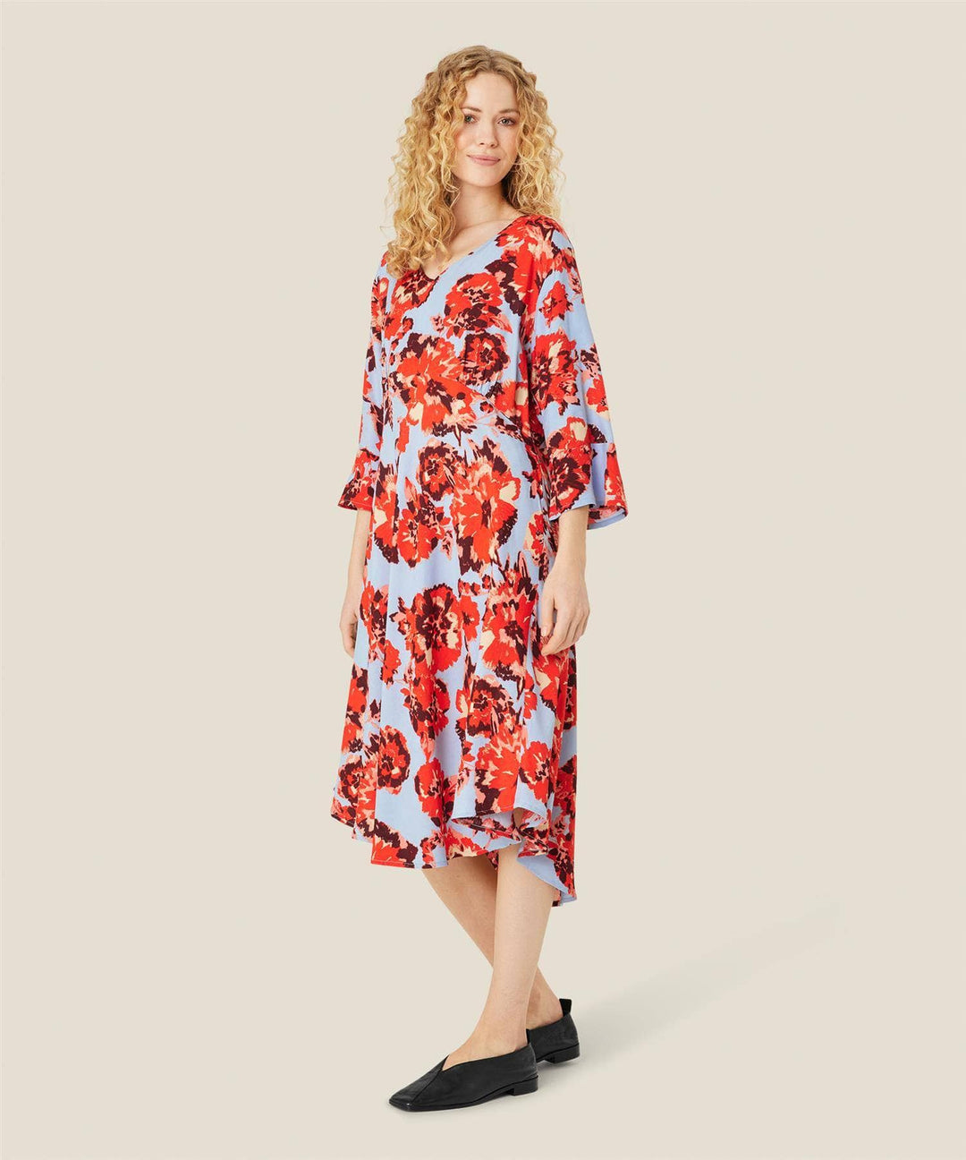 MASAI lyseblå kjole - på modell 2