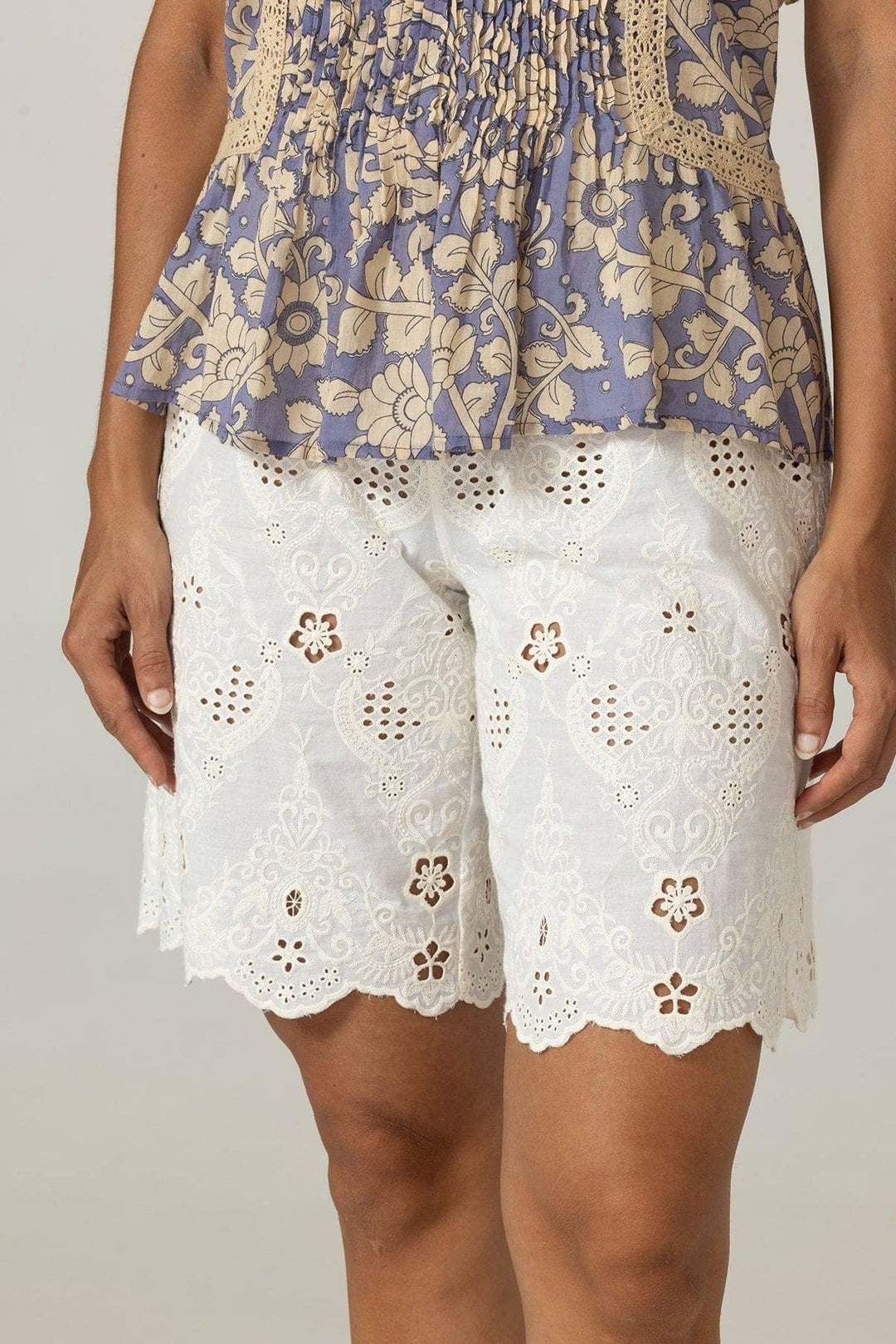 Miss June ecru shorts - på modell 2