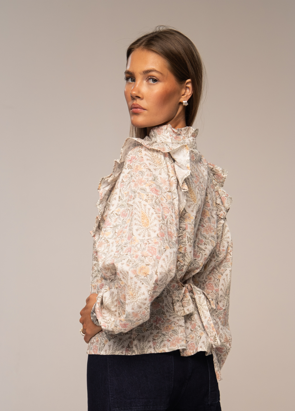 Missmaya rosa bluse - på modell fra siden