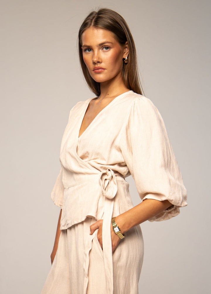 Missmaya beige bluse v-hals - på modell fra siden