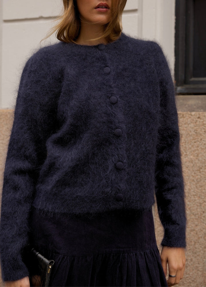 Missmaya marineblå cardigan - på modell forfra