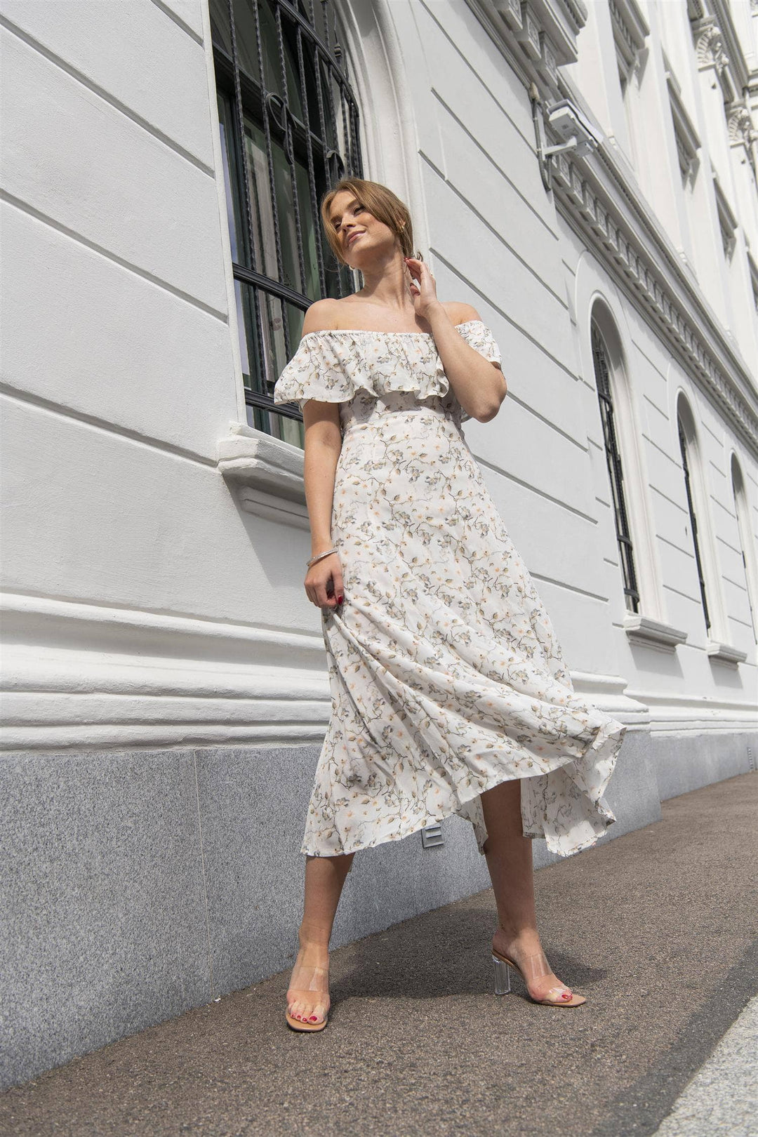 Missmaya blå blomstret kjole - på modell