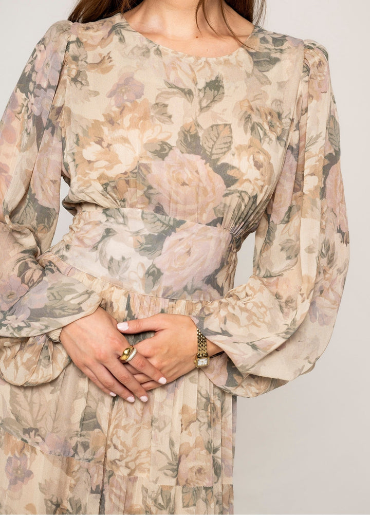 Missmaya beige kjole - på modell forfra