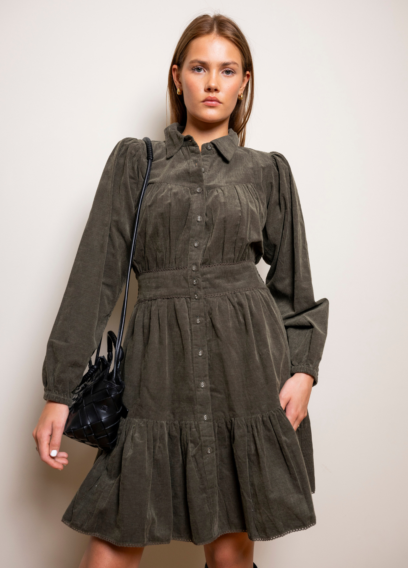 Vicky Dress, Dark Forest Corduroy fra Missmaya hos Tråkk Inn