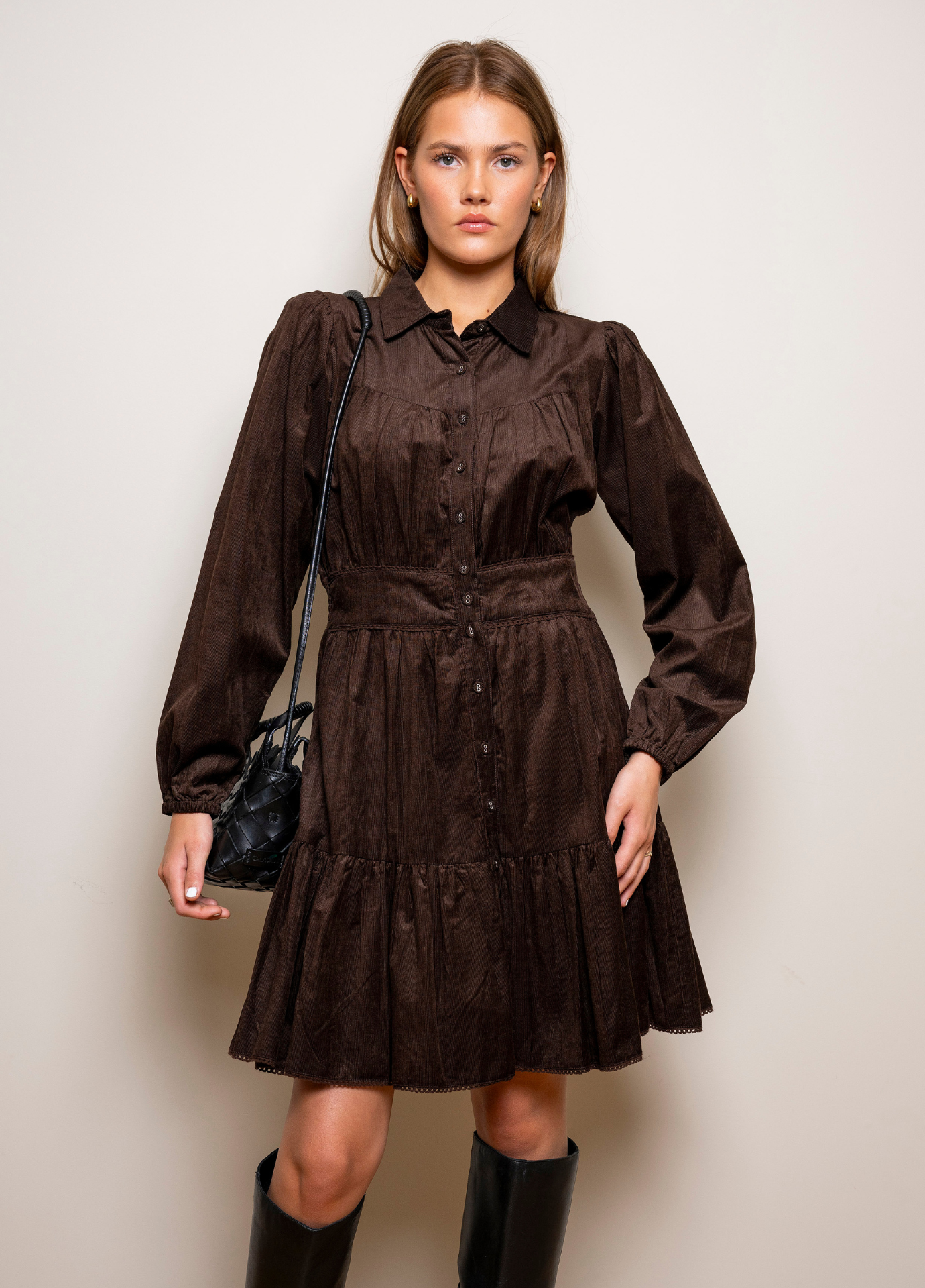 Vicky Dress, Dark Mocha Corduroy fra Missmaya hos Tråkk Inn