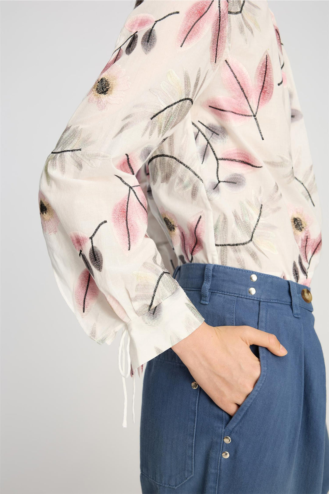 MUNTHE hvit bluse - på modell fra siden