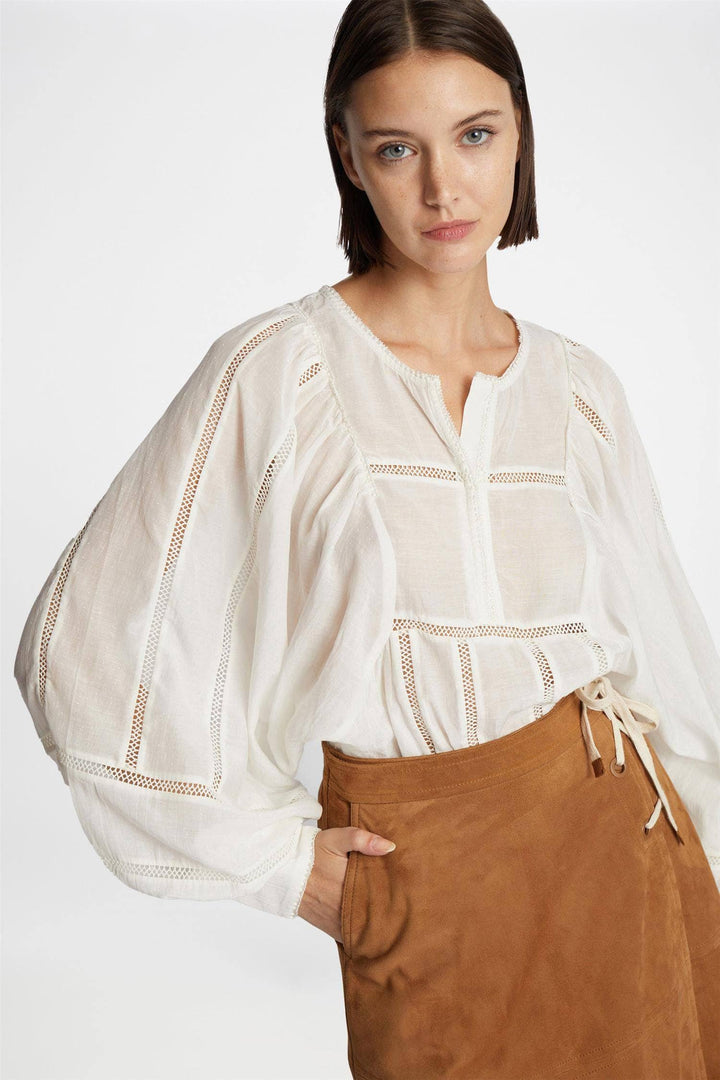 MUNTHE hvit bluse - på modell forfra