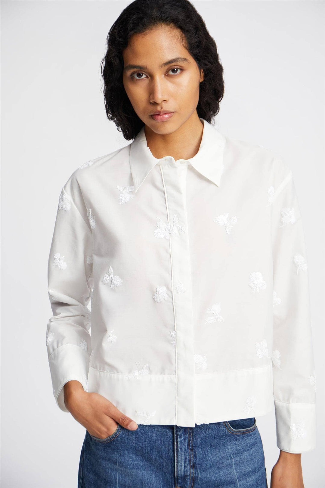 MUNTHE hvit bluse - på modell