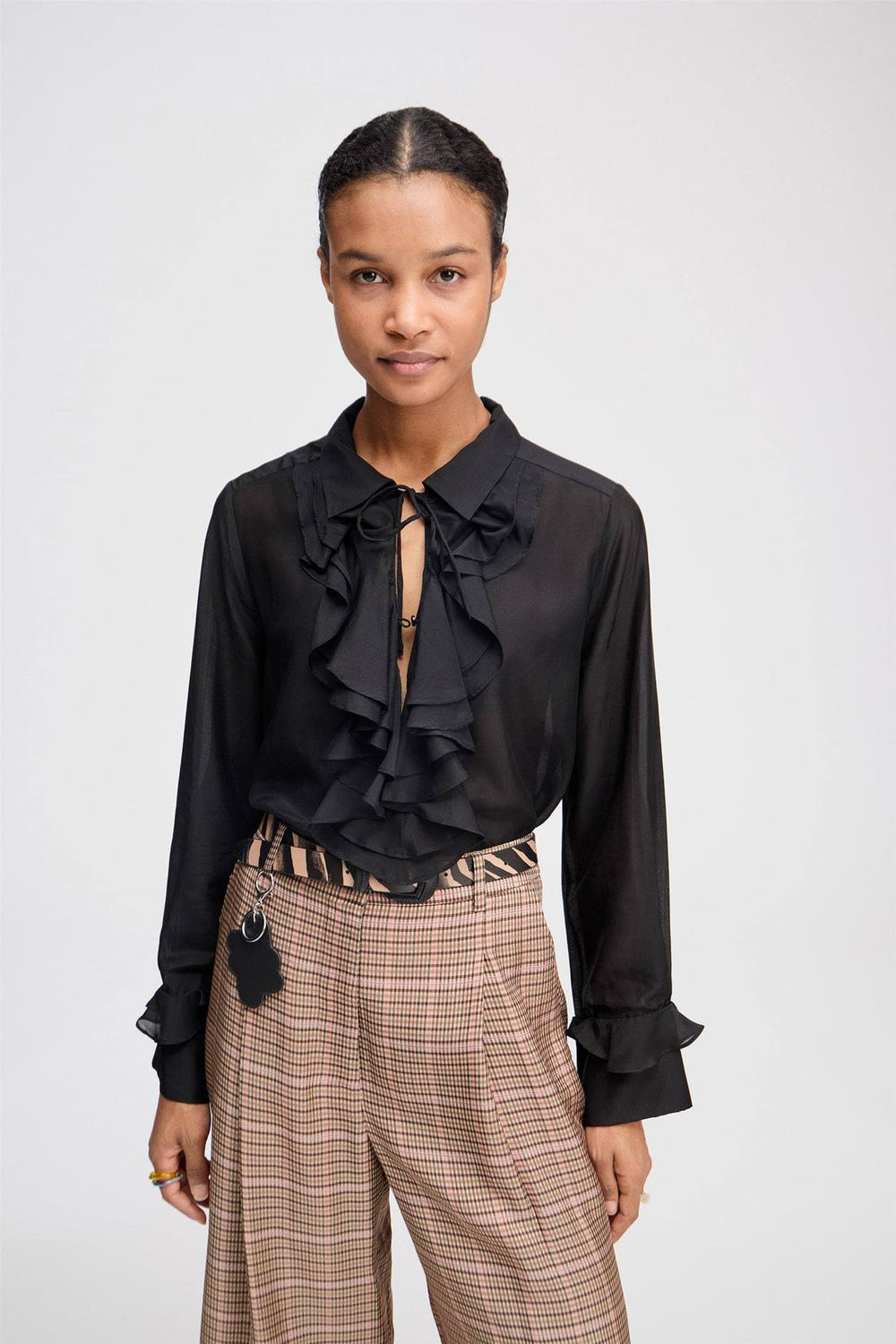 MUNTHE svart bluse - på modell 1