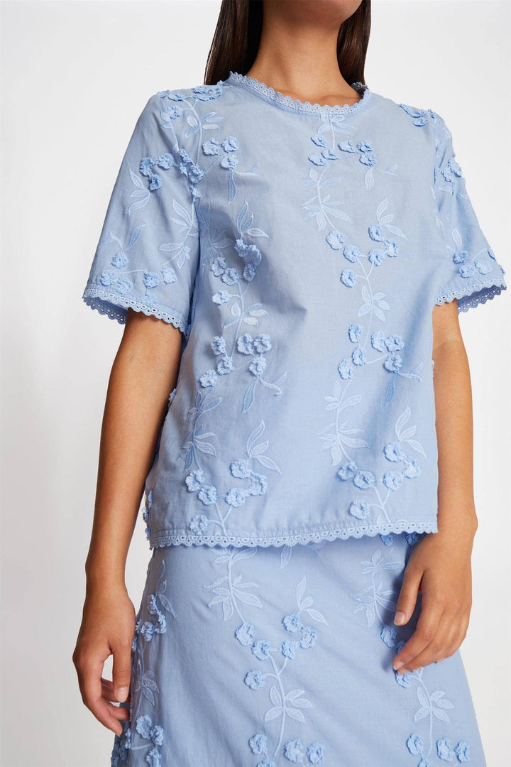 MUNTHE lyseblå bluse - på modell