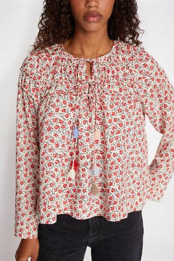 MUNTHE hvit bluse med rødt blomstermønster - på modell