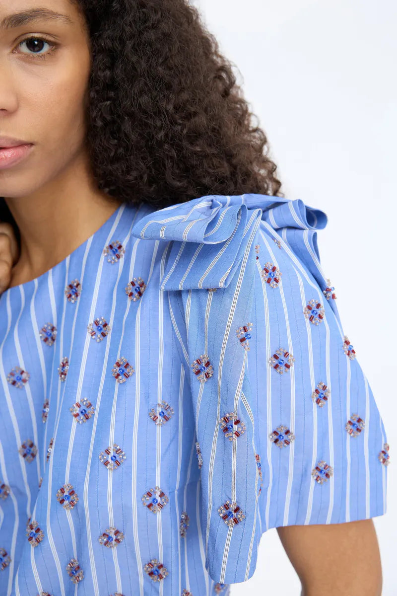 MUNTHE lyseblå bluse - detaljbilde