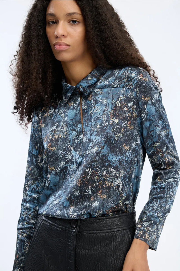 MUNTHE blå bluse - på modell forfra