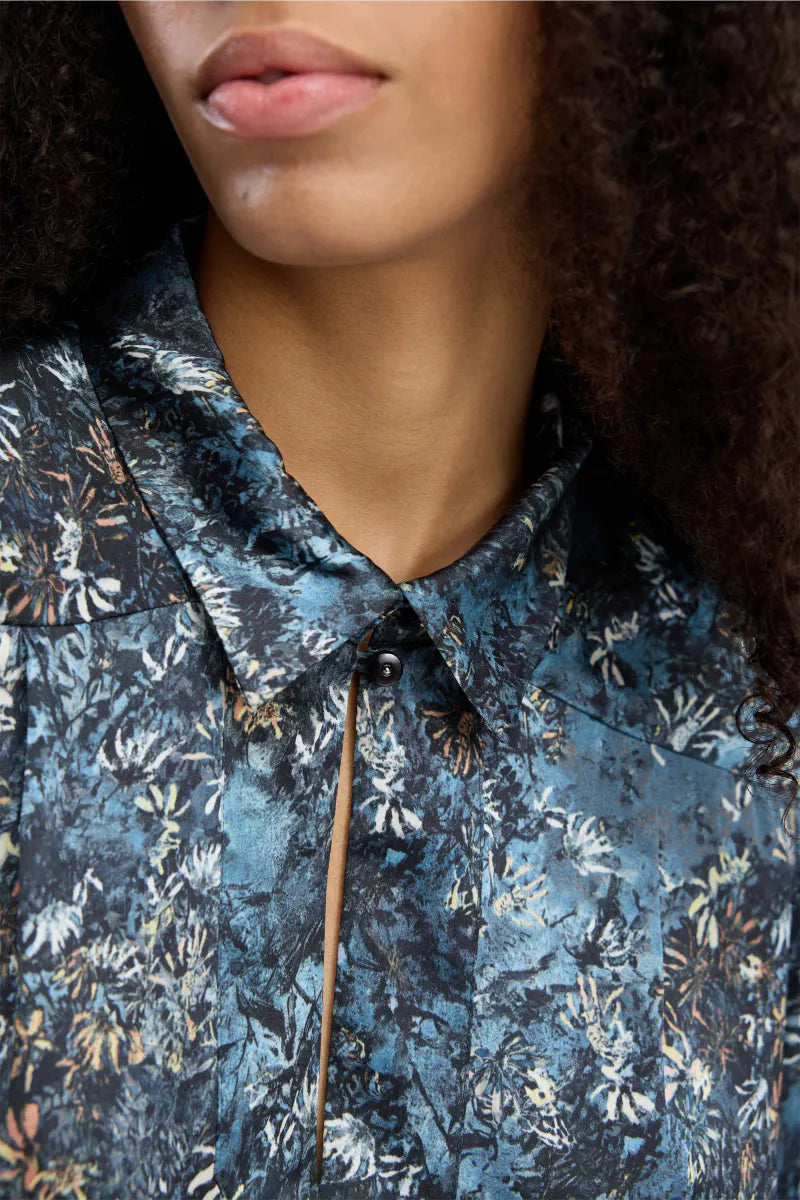 MUNTHE blå bluse - detaljbilde