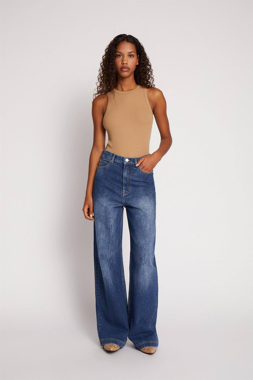 MUNTHE indigo bukse jeans - på modell