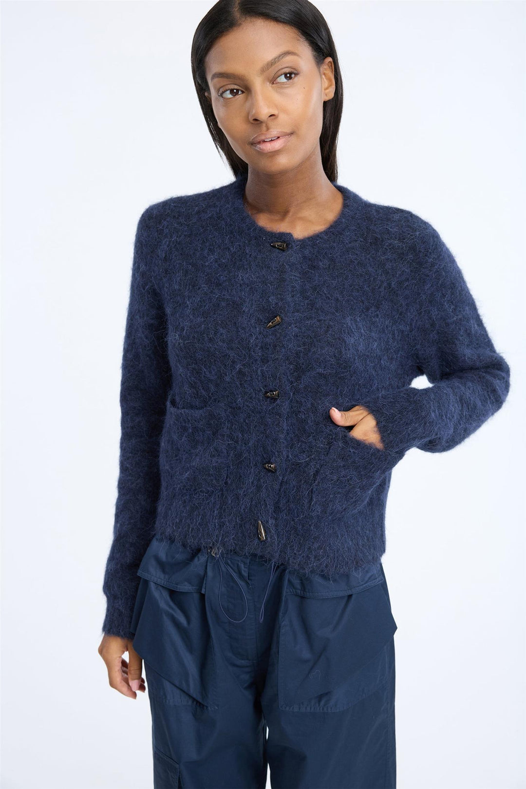 MUNTHE marineblå cardigan - på modell forfra