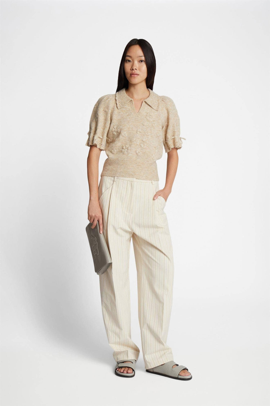 MUNTHE beige genser - på modell