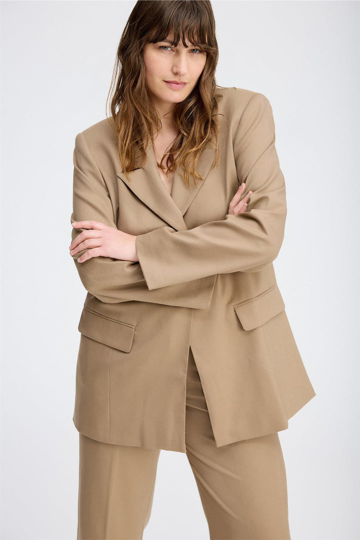 MUNTHE kamel jakke blazer - på modell forfra