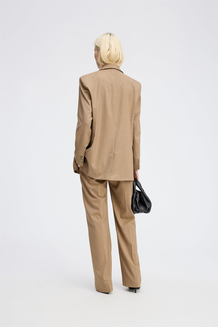 MUNTHE kamel jakke blazer - på modell bakfra