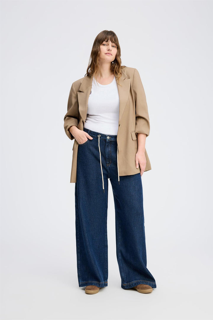 MUNTHE kamel jakke blazer - på modell forfra