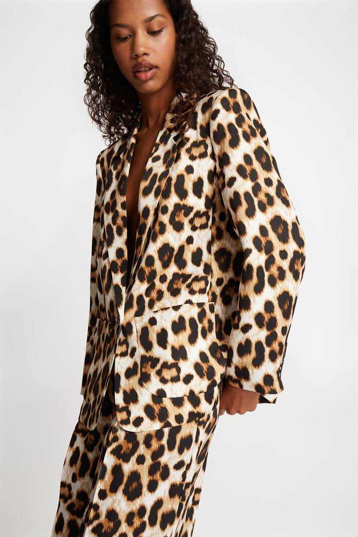 MUNTHE mocca blazer - på modell forfra