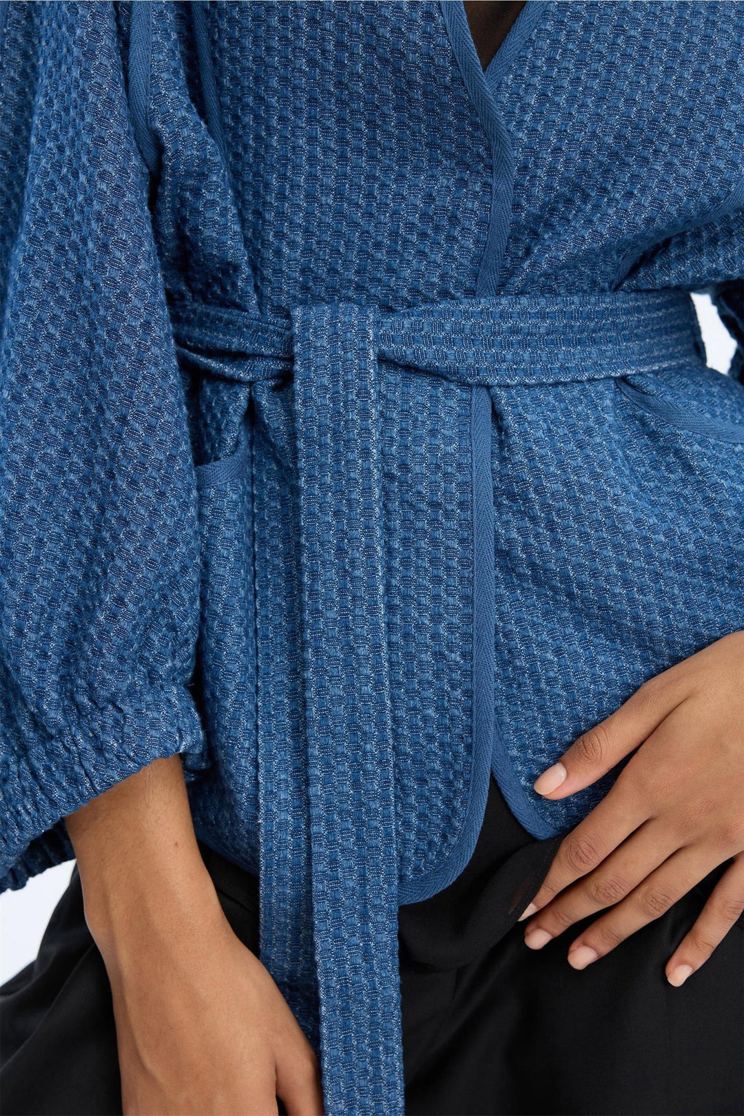 MUNTHE indigo jakke - detaljbilde