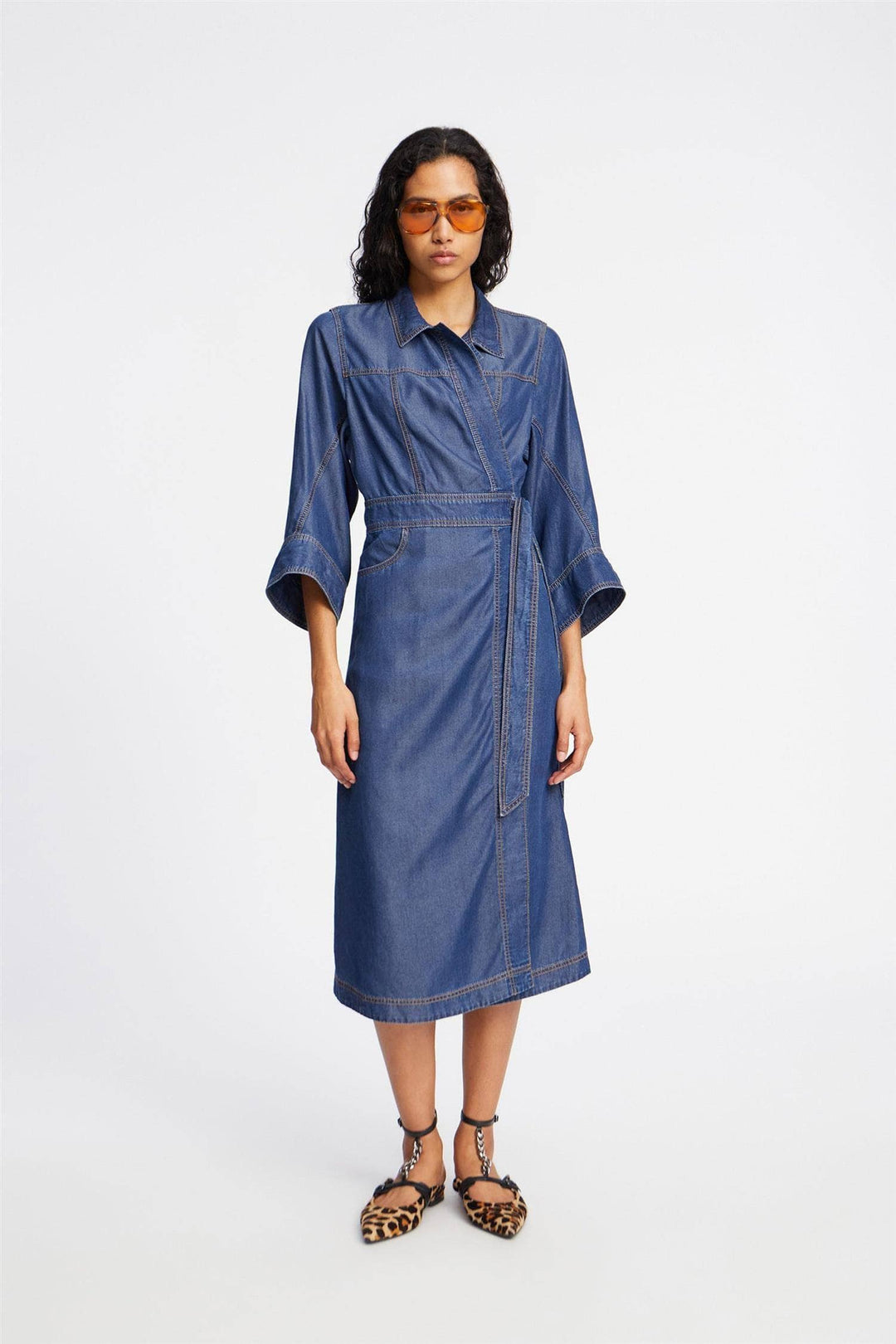 MUNTHE indigo kjole - på modell 4