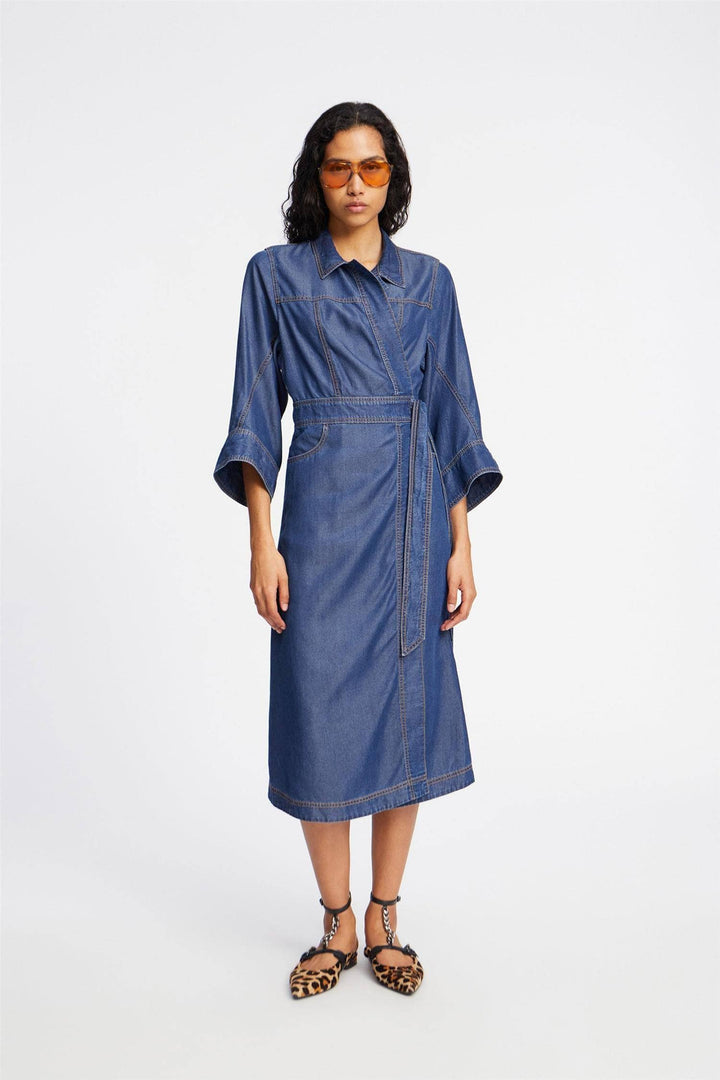 MUNTHE indigo kjole - på modell 4