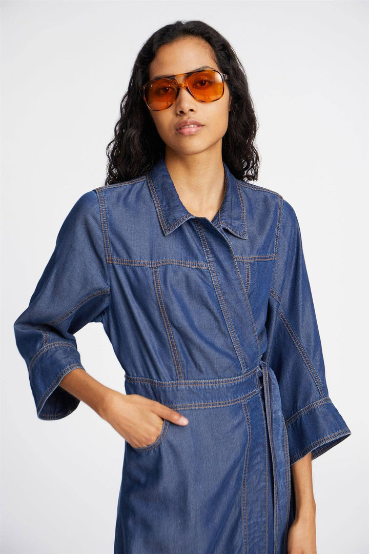 MUNTHE indigo kjole - på modell 1