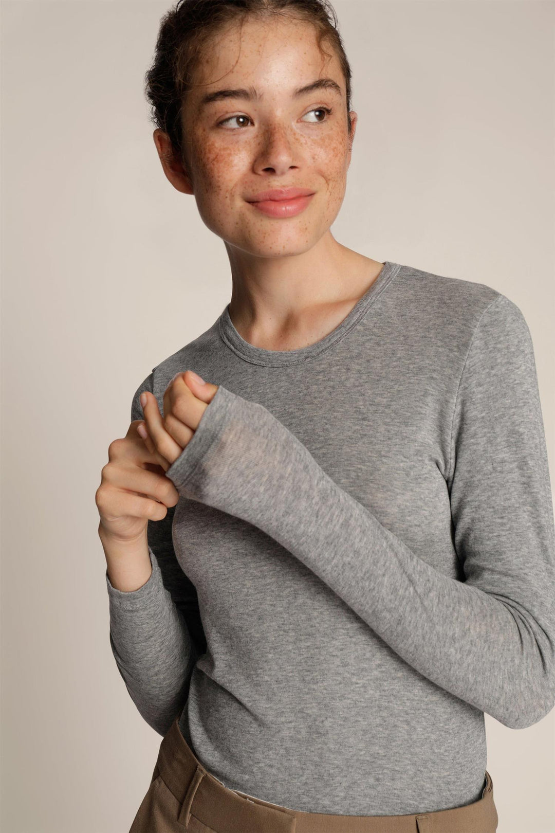 MUNTHE grå overdel - på modell 2