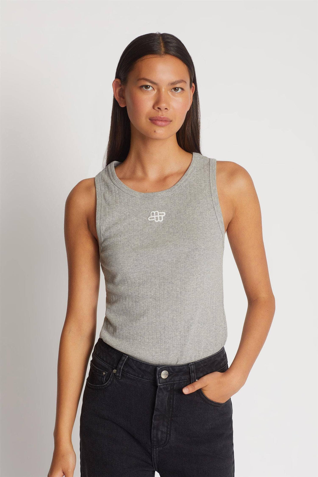 MUNTHE grå overdel singlet - på modell