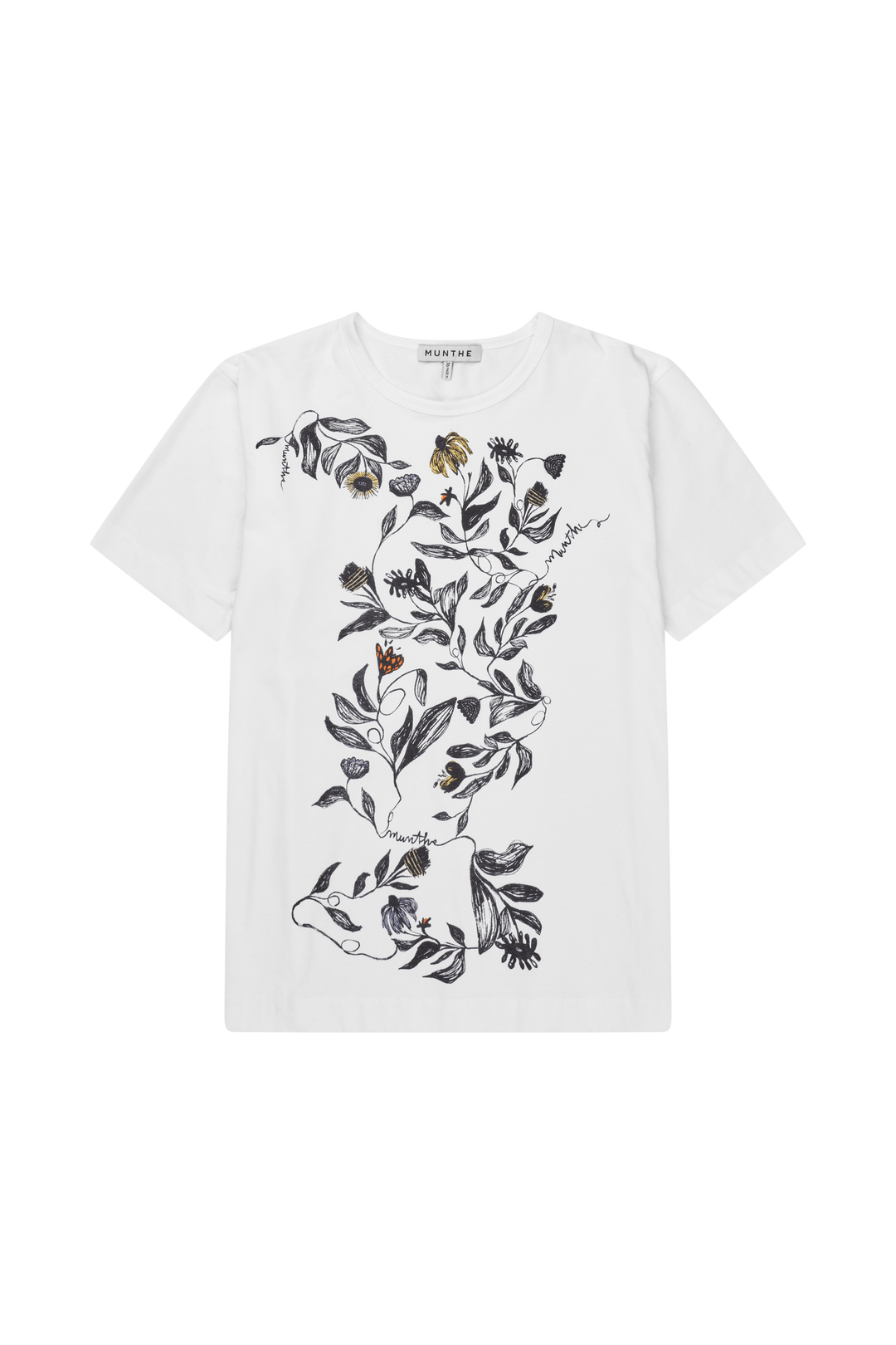 Hvit t-skjorte med botanisk blomstertrykk i svart-hvitt med gule accenter, frontsett flat lay