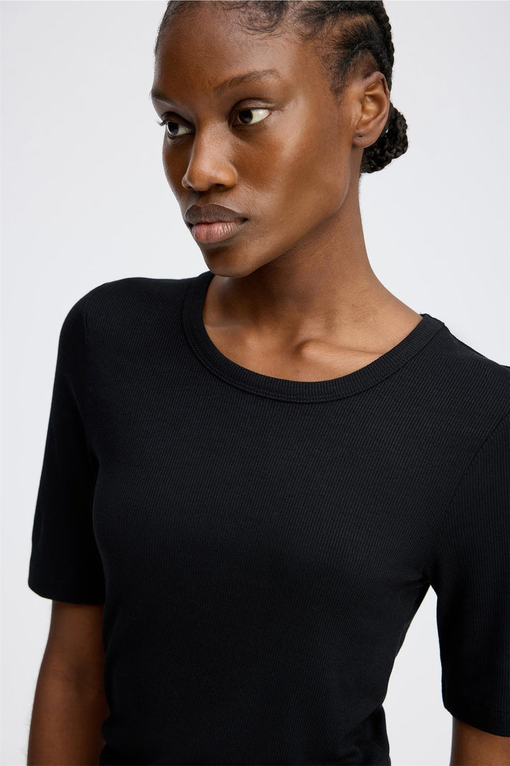 MUNTHE svart overdel t-shirt - på modell