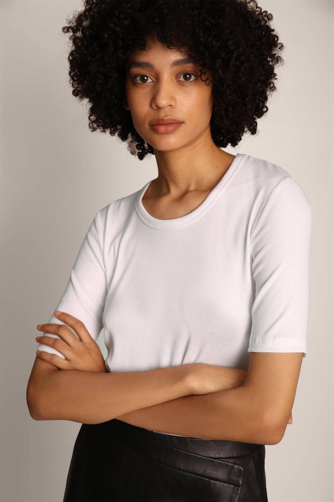 MUNTHE hvit overdel t-shirt - på modell