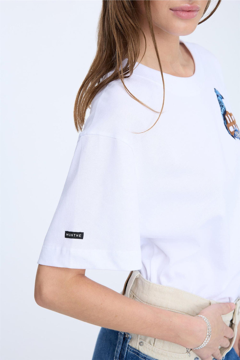 MUNTHE hvit overdel t-shirt - på modell fra siden