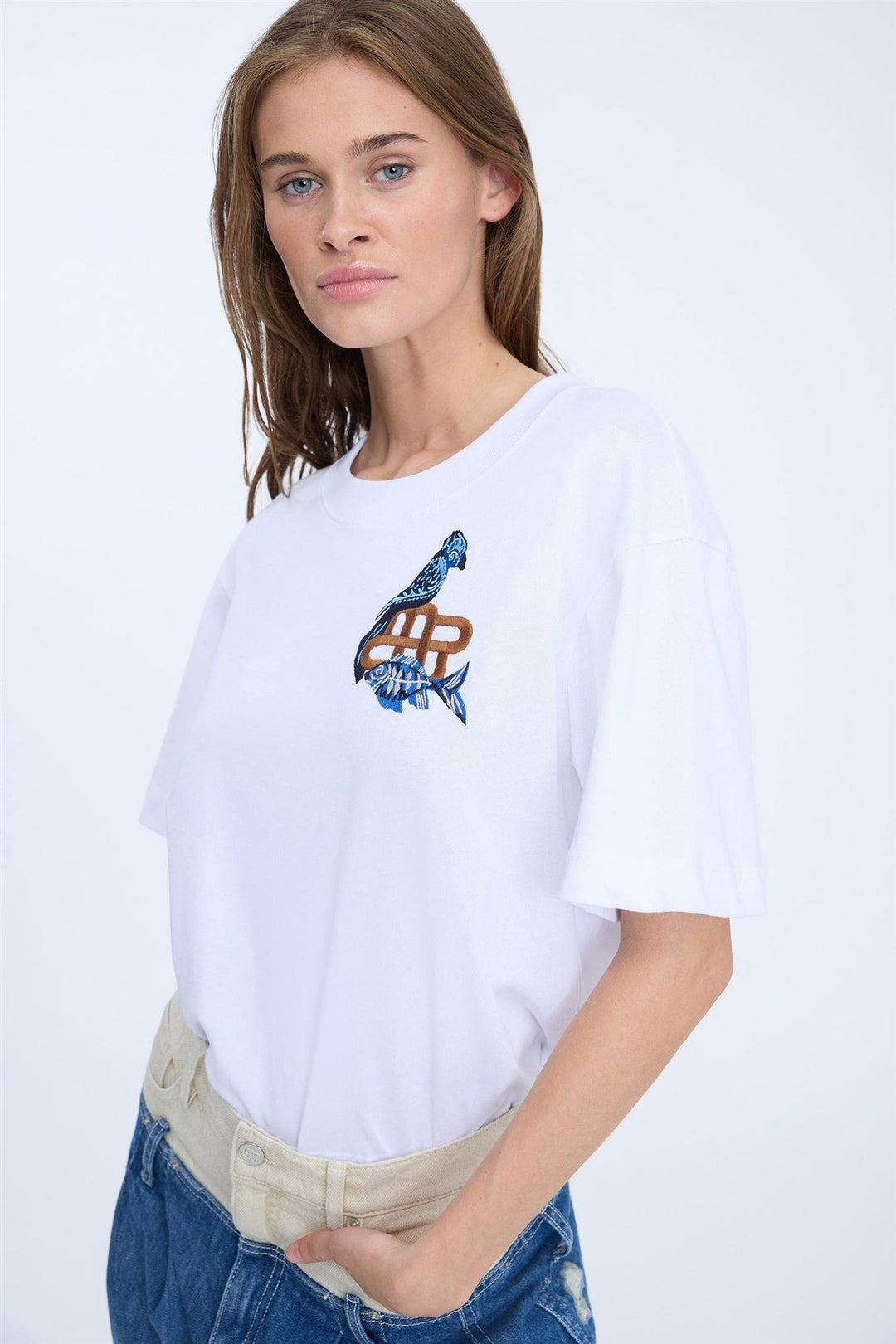 MUNTHE hvit overdel t-shirt - på modell forfra