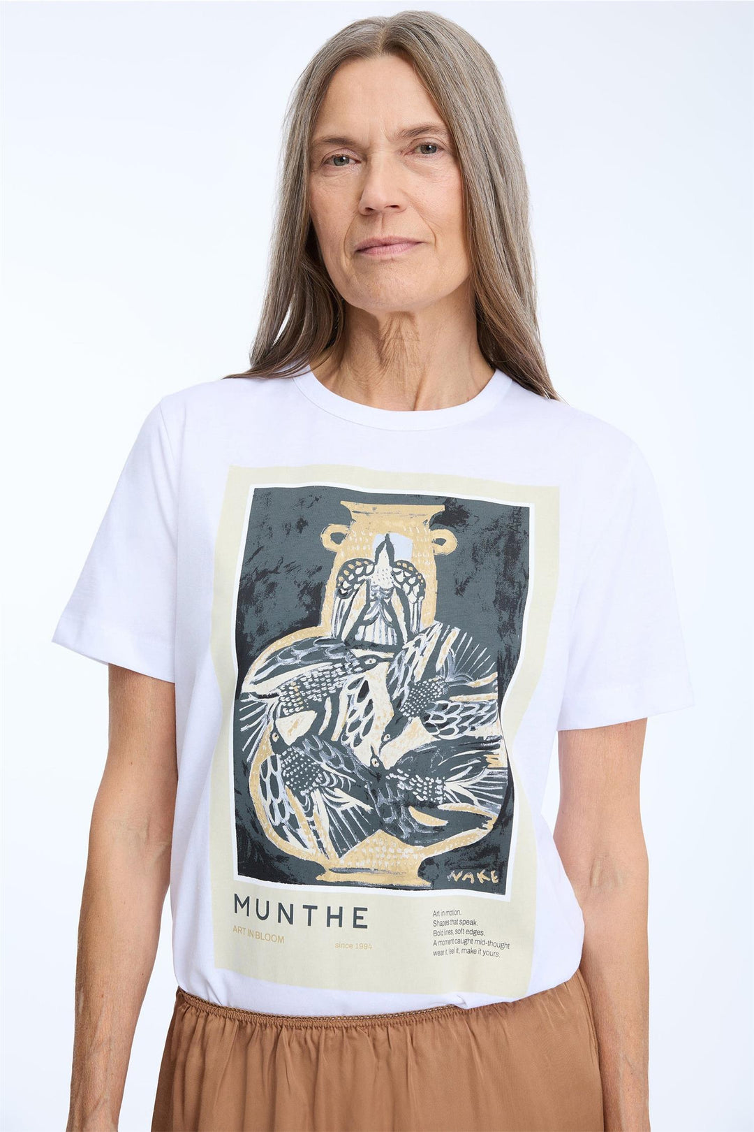 MUNTHE hvit overdel t-shirt - på modell forfra