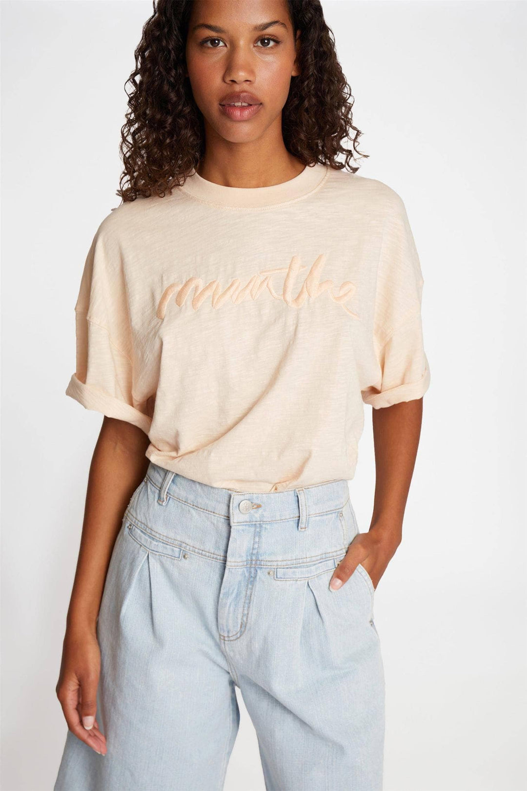 MUNTHE fersken overdel t-shirt - på modell