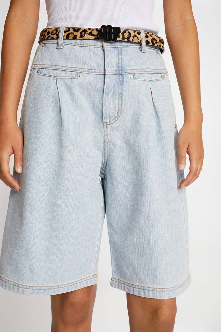 MUNTHE UNBRANDED lys blå shorts - på modell