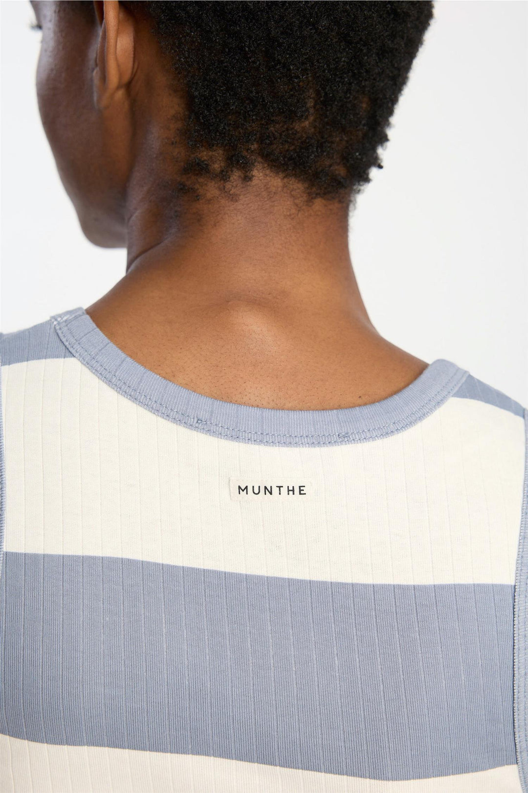 MUNTHE blå singlet - på modell bakfra