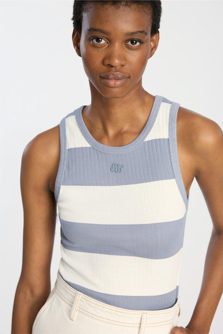 MUNTHE blå singlet - på modell forfra