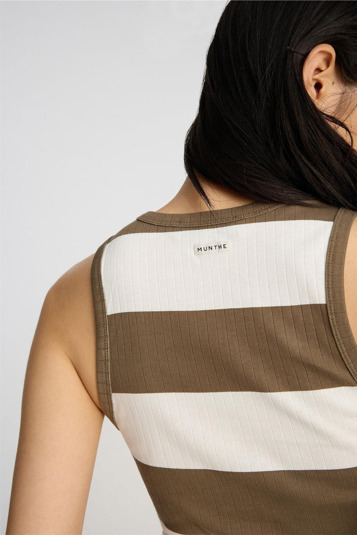 MUNTHE brun singlet - på modell bakfra