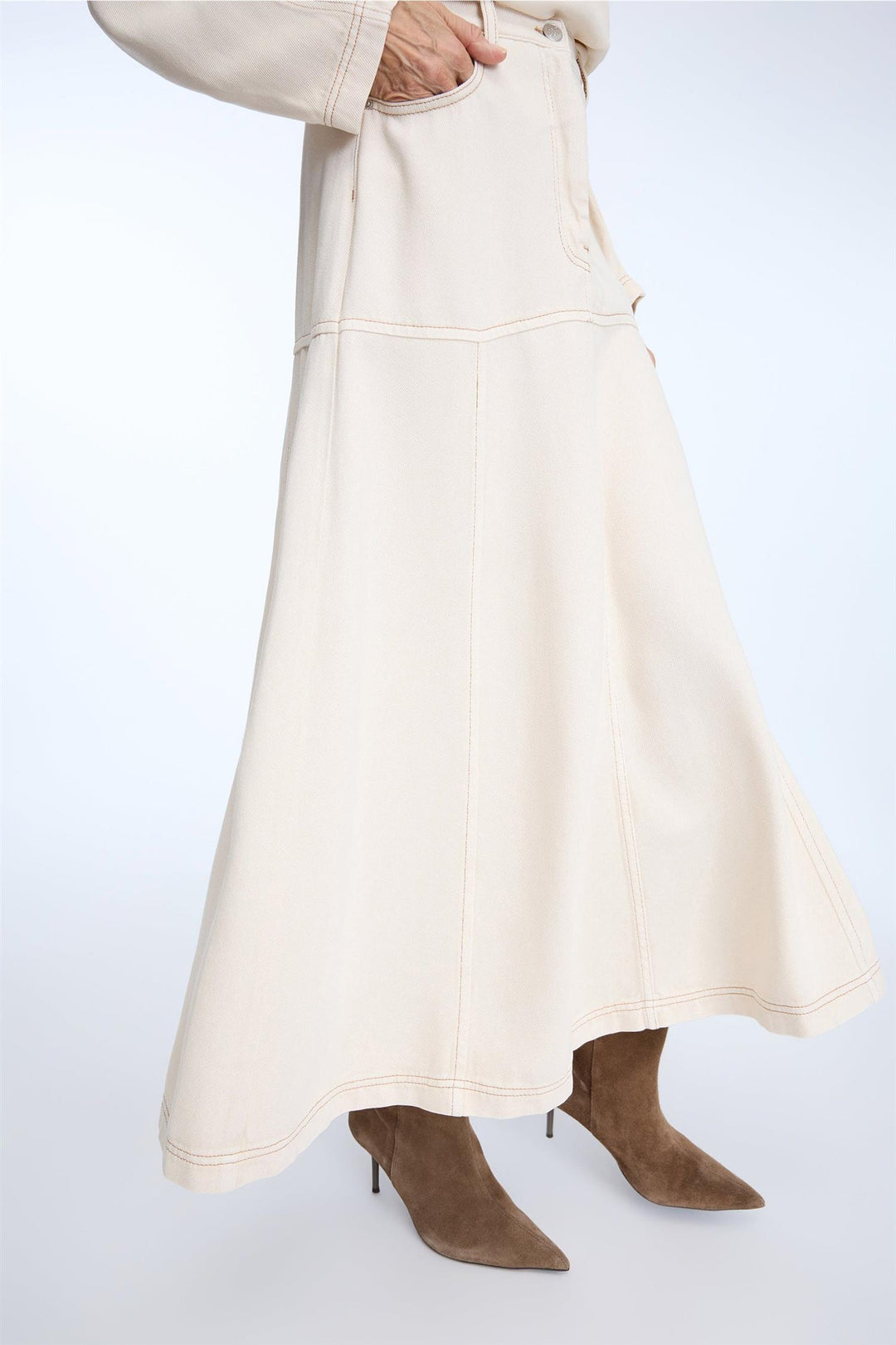 MUNTHE beige skjørt - på modell forfra
