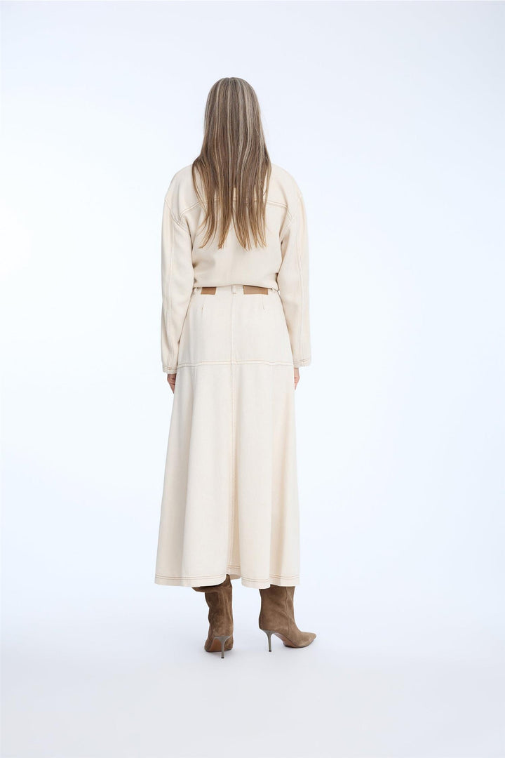 MUNTHE beige skjørt - på modell bakfra