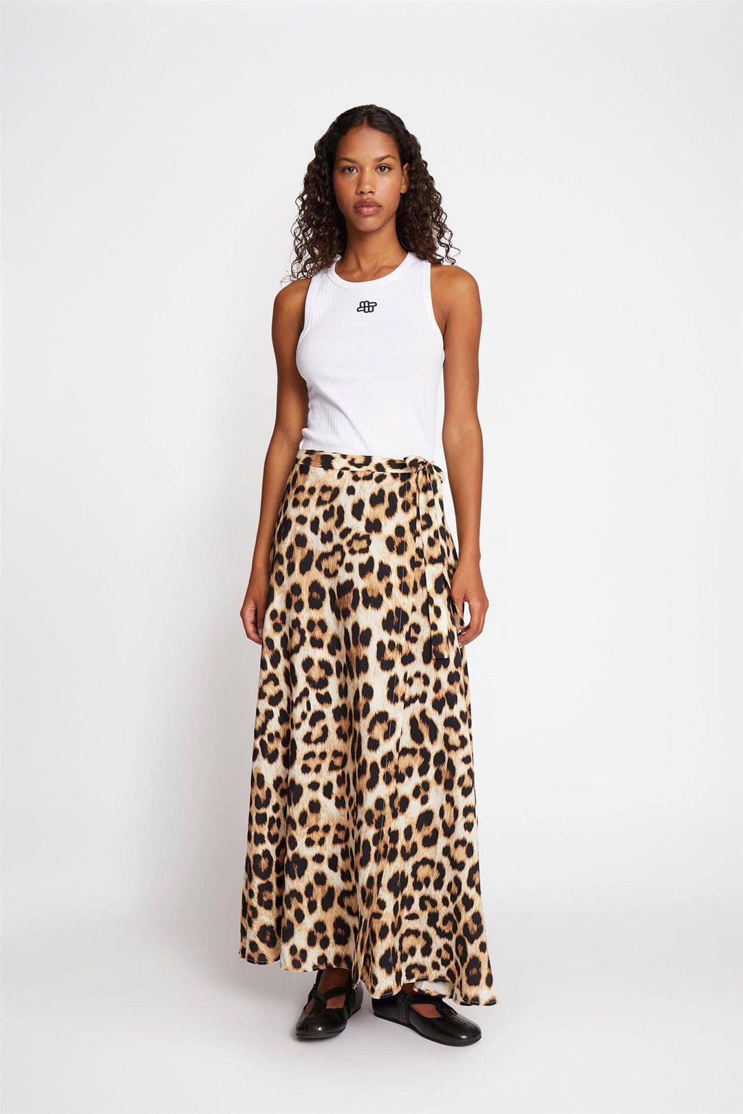 MUNTHE beige skjørt med leopardmønster - på modell