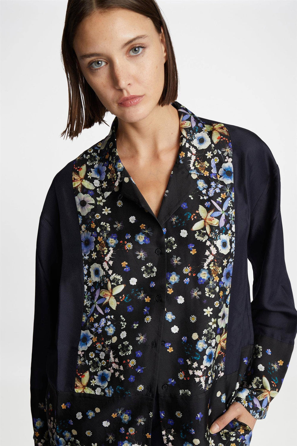 MUNTHE svart skjorte - på modell