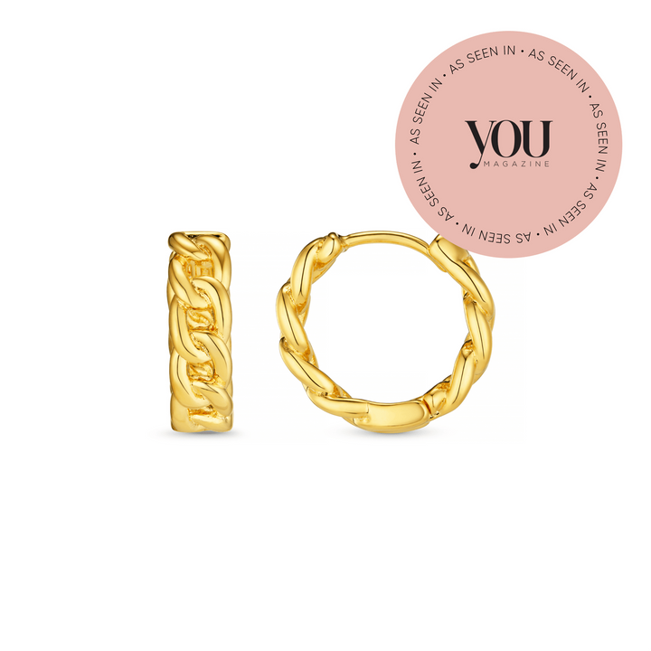 Gullfarget huggie hoop øredobber med kjededesign, frontsett med en lukket og en åpen, badge med YOU Magazine