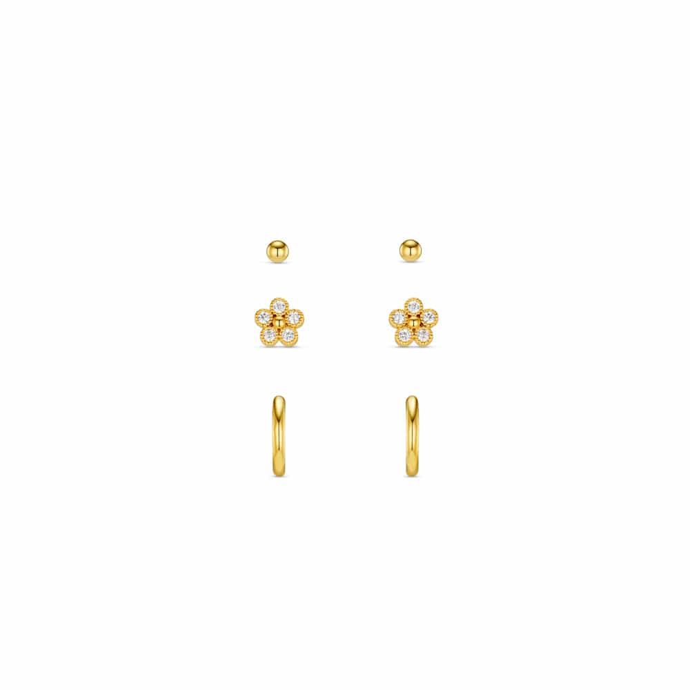 Flat lay av tre par gullbelagte øredobber: ball studs, krystallblomster og micro hoops på hvit bakgrunn
